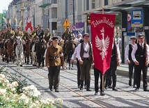 ▲	Jak przed stu laty na katowicki rynek wkroczyły oddziały Wojska Polskiego pod dowództwem  gen. Szeptyckiego.