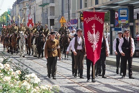 ▲	Jak przed stu laty na katowicki rynek wkroczyły oddziały Wojska Polskiego pod dowództwem  gen. Szeptyckiego.