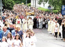 ▼	Koszalinianie tłumnie wzięli udział w miejskiej procesji.