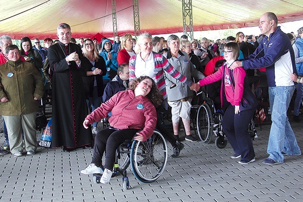 ▲	Podczas recitalu pielgrzymi tańczyli, klaskali i śpiewali znane utwory. 