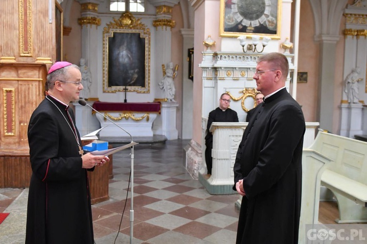 Wręczenie dekretów dla księży wikariuszy