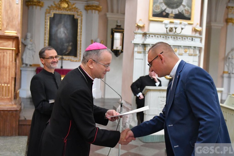 Wręczenie dekretów dla księży wikariuszy