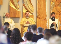 Podczas Eucharystii używano trzech języków dla podkreślenia wielokulturowości USA.