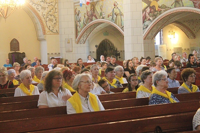 Członkowie Apostolstwa Modlitwy w trakcie dnia skupienia w legnickim sanktuarium.  