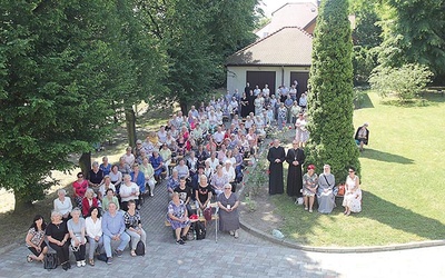 Pamiątkowe zdjęcie  ze spotkania z biskupem legnickim Andrzejem Siemieniewskim.