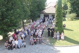 Pamiątkowe zdjęcie  ze spotkania z biskupem legnickim Andrzejem Siemieniewskim.