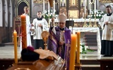 Bp. Marek Mendyk przewodniczył zarówno Mszy św. pogrzebowej jak i obrzędom ostatniego pożegnania.