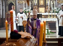 Bp. Marek Mendyk przewodniczył zarówno Mszy św. pogrzebowej jak i obrzędom ostatniego pożegnania.