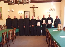 Świeżo wyświęceni księża z rąk ordynariusza otrzymali dekrety na pierwsze parafie.