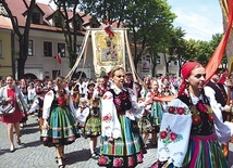 Łowicz. Tutejsza procesja jest jedną z najpiękniejszych  nie tylko w diecezji, ale i w Polsce. Liczba osób w strojach ludowych robi ogromne wrażenie.