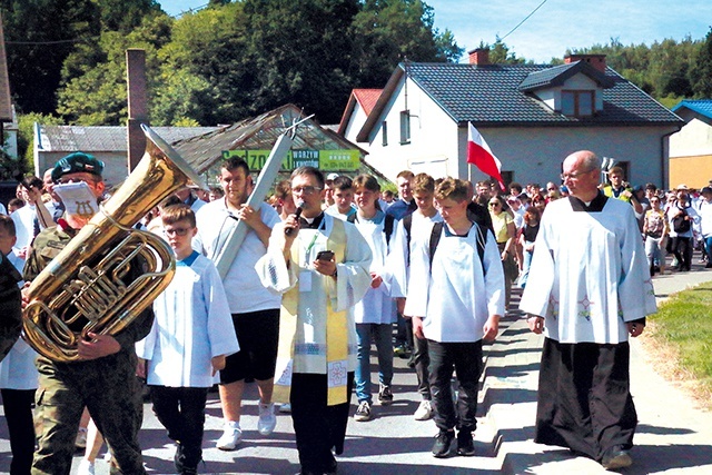 Pielgrzymi w drodze do MB Kębelskiej.