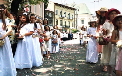 Sypanie kwiatków przed Jezusem to dla dziewczynek wielkie wydarzenie.