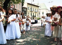 Sypanie kwiatków przed Jezusem to dla dziewczynek wielkie wydarzenie.