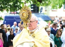 – Potrzebna jest głęboka świadomość, że niesiemy Jezusa światu  nie tylko w uroczystych procesjach, ale także eucharystycznym stylem życia – podkreślał abp Józef Górzyński.