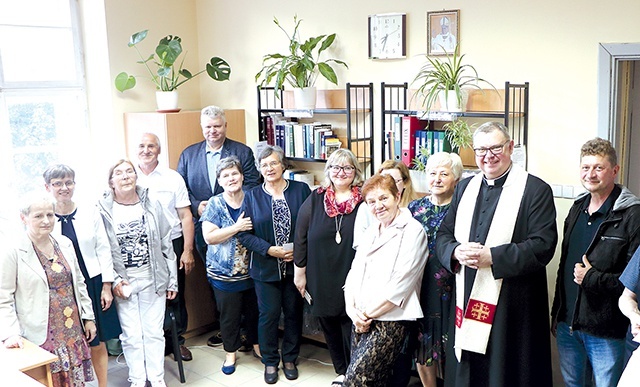 Pomieszczenie i zaangażowanych w inicjatywę pobłogosławił proboszcz.