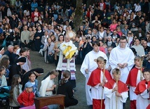Przyjechały rodziny z dziećmi, młodzież, osoby starsze, siostry zakonne i księża.