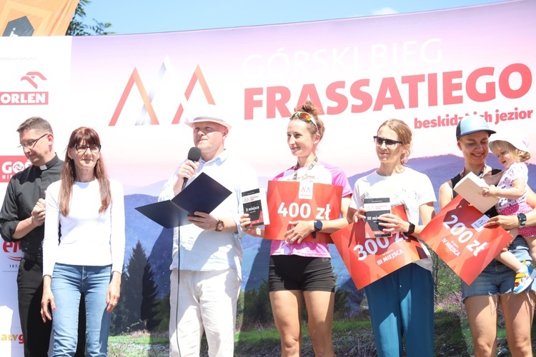 Biegacze od bł. Frassatiego na finiszu górskiego półmaratonu w Międzybrodziu Bialskim - 2022