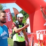 Biegacze od bł. Frassatiego na finiszu górskiego półmaratonu w Międzybrodziu Bialskim - 2022