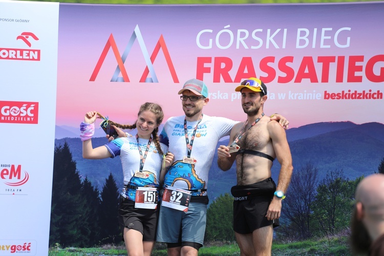 Biegacze od bł. Frassatiego na finiszu górskiego półmaratonu w Międzybrodziu Bialskim - 2022