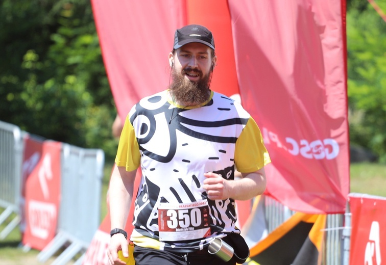 Biegacze od bł. Frassatiego na finiszu górskiego półmaratonu w Międzybrodziu Bialskim - 2022