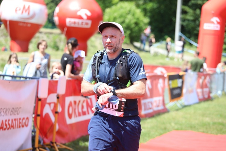 Biegacze od bł. Frassatiego na finiszu górskiego półmaratonu w Międzybrodziu Bialskim - 2022