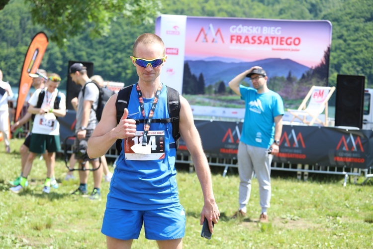 Biegacze od bł. Frassatiego na finiszu górskiego półmaratonu w Międzybrodziu Bialskim - 2022