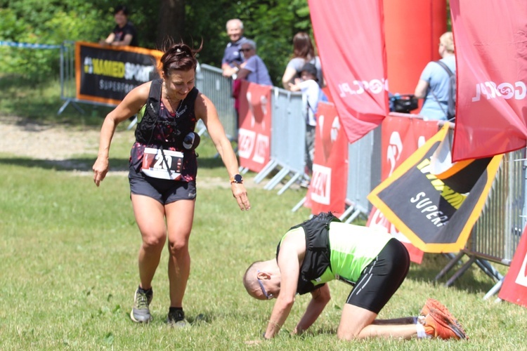 Biegacze od bł. Frassatiego na finiszu górskiego półmaratonu w Międzybrodziu Bialskim - 2022