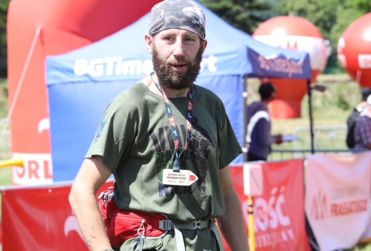 Biegacze od bł. Frassatiego na finiszu górskiego półmaratonu w Międzybrodziu Bialskim - 2022