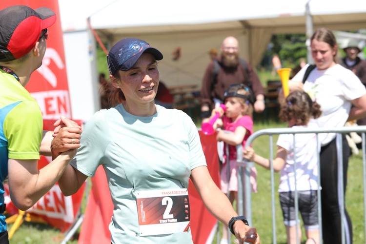 Biegacze od bł. Frassatiego na finiszu górskiego półmaratonu w Międzybrodziu Bialskim - 2022