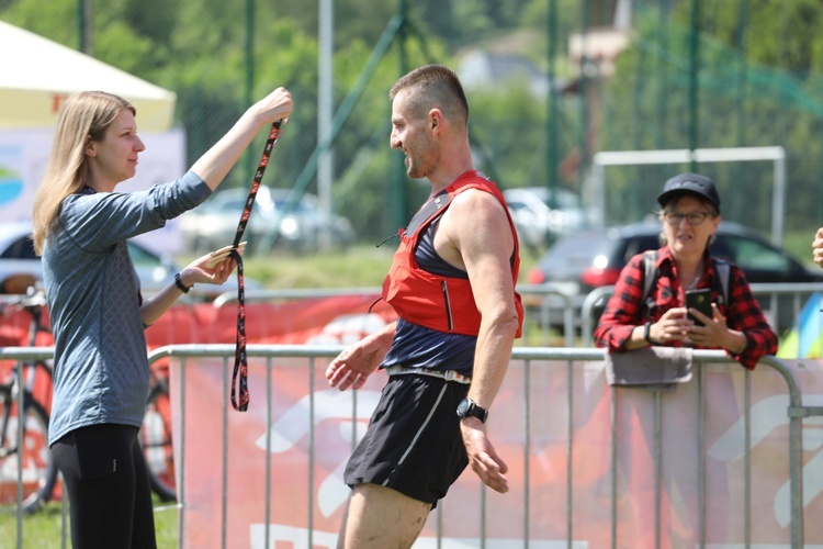 Biegacze od bł. Frassatiego na finiszu górskiego półmaratonu w Międzybrodziu Bialskim - 2022