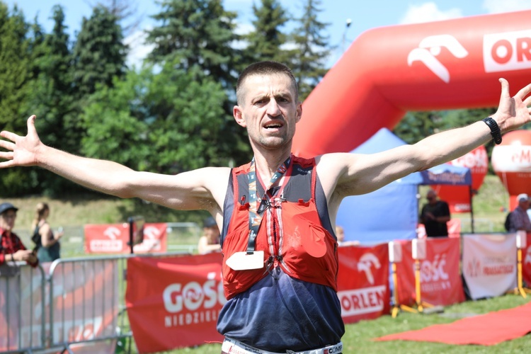 Biegacze od bł. Frassatiego na finiszu górskiego półmaratonu w Międzybrodziu Bialskim - 2022