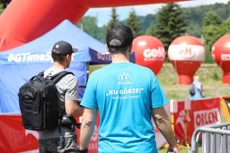 Biegacze od bł. Frassatiego na finiszu górskiego półmaratonu w Międzybrodziu Bialskim - 2022