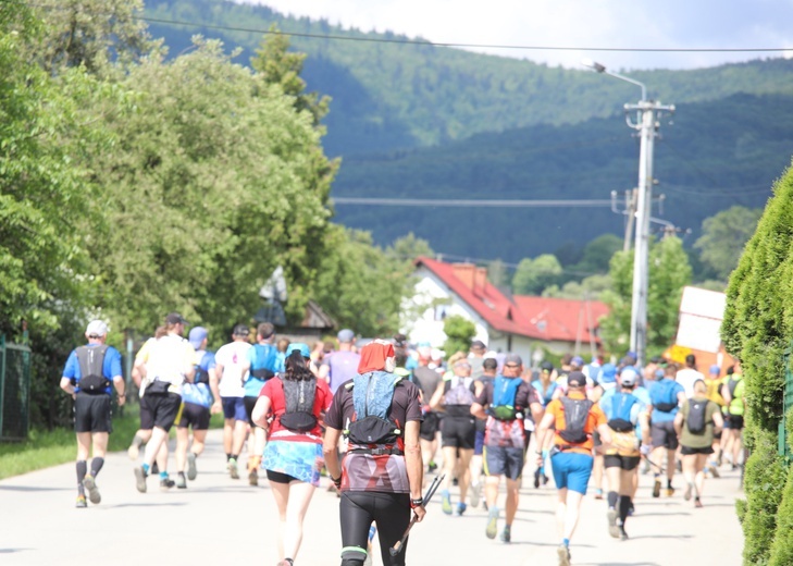 Biegacze od bł. Frassatiego na finiszu górskiego półmaratonu w Międzybrodziu Bialskim - 2022