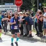 Biegacze od bł. Frassatiego na finiszu górskiego półmaratonu w Międzybrodziu Bialskim - 2022