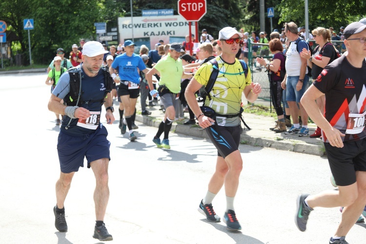 Biegacze od bł. Frassatiego na finiszu górskiego półmaratonu w Międzybrodziu Bialskim - 2022