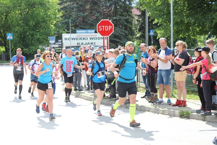 Biegacze od bł. Frassatiego na finiszu górskiego półmaratonu w Międzybrodziu Bialskim - 2022