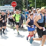 Biegacze od bł. Frassatiego na finiszu górskiego półmaratonu w Międzybrodziu Bialskim - 2022