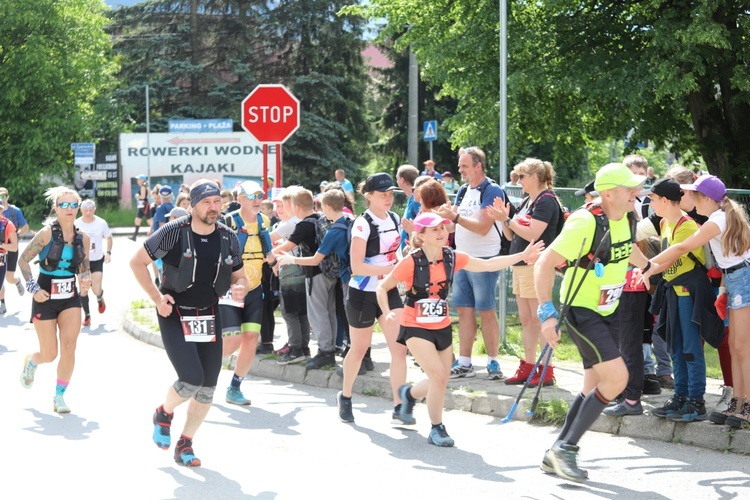 Biegacze od bł. Frassatiego na finiszu górskiego półmaratonu w Międzybrodziu Bialskim - 2022