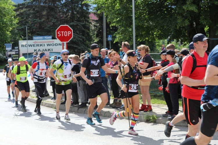 Biegacze od bł. Frassatiego na finiszu górskiego półmaratonu w Międzybrodziu Bialskim - 2022