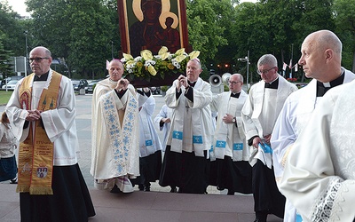 Wprowadzenie ikony jasnogórskiego obrazu do radomskiej katedry.