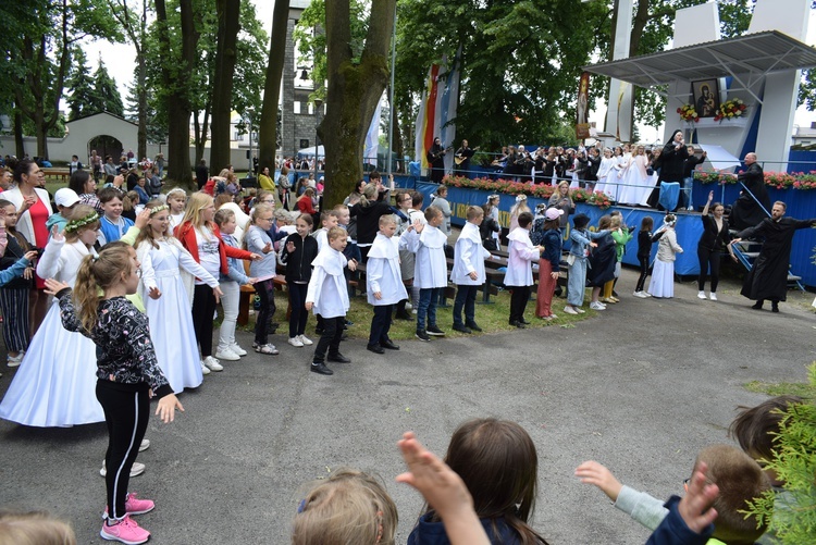 Stacja kongresowa z udziałem dzieci pierwszokomunijnych