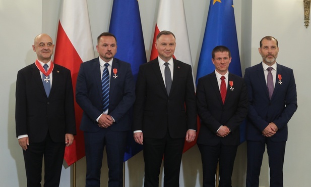Prezydent odznaczył cztery osoby za organizację ewakuacji z Afganistanu w ub.r.