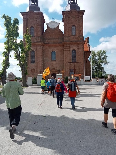 Idą do Gietrzwałdu