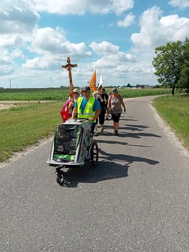 Idą do Gietrzwałdu