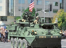 Amerykański transporter opancerzony M1126 „Stryker” na defiladzie w Warszawie.
