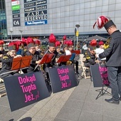 Katowice. Manifestacja w obronie jeży. Bez haseł i megafonów, ale z orkiestrą