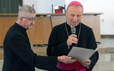 Dokumenty z nominacjami wręczał ordynariuszowi ks. prał. Marek Fituch, kanclerz Kurii Biskupiej w Radomiu.