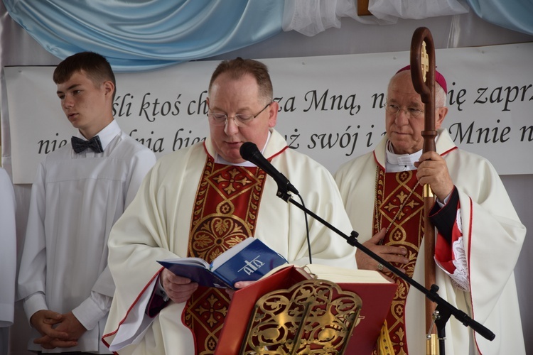 Obchody rozpoczęła uroczysta Msza św. w szkolnych murach.