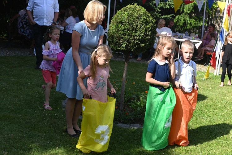 "Stokrotki" z przedszkola sióstr prezentek wystąpiły dla rodziców