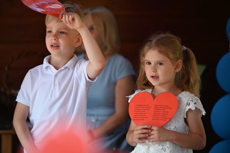 "Stokrotki" z przedszkola sióstr prezentek wystąpiły dla rodziców
